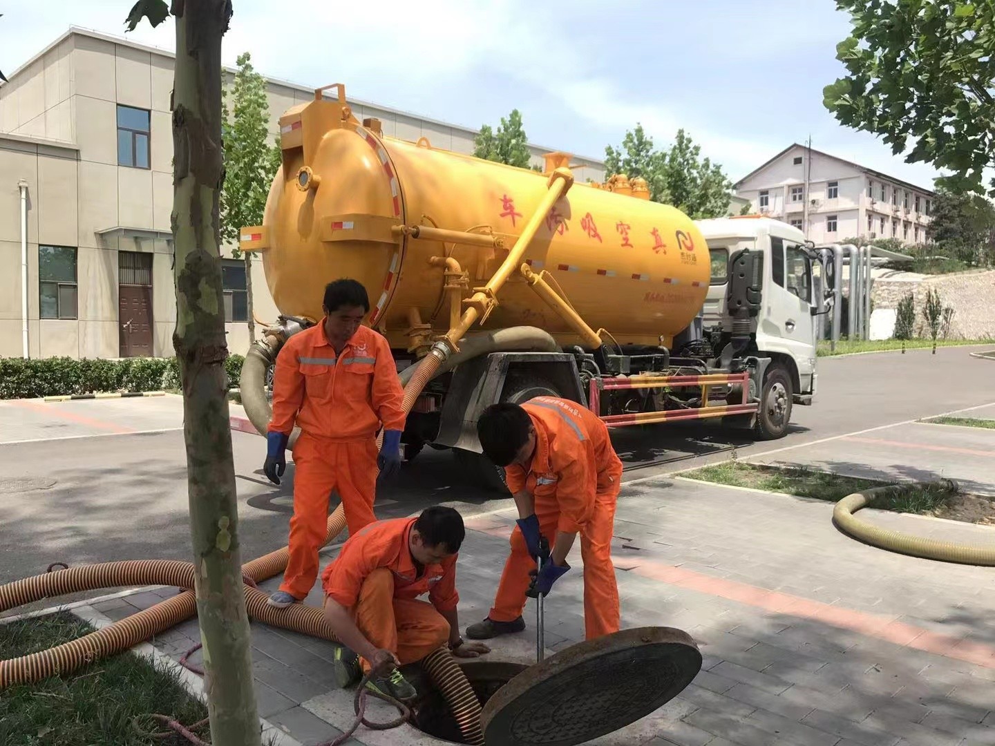 米东管道疏通车停在窨井附近