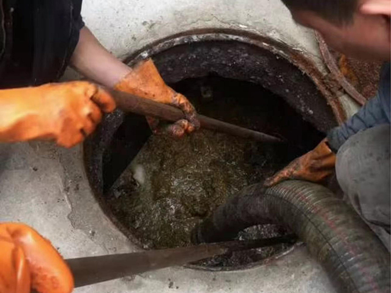 米东清理化粪池时如何避免沼气的危害？